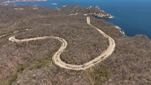 Carretera escénica en Bahías de Huatulco, Oax. (FONATUR 2013)