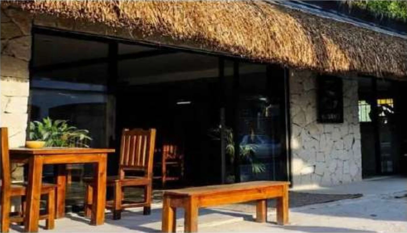 Hostal Maka y Cafetería El Santo · fotografía de obra